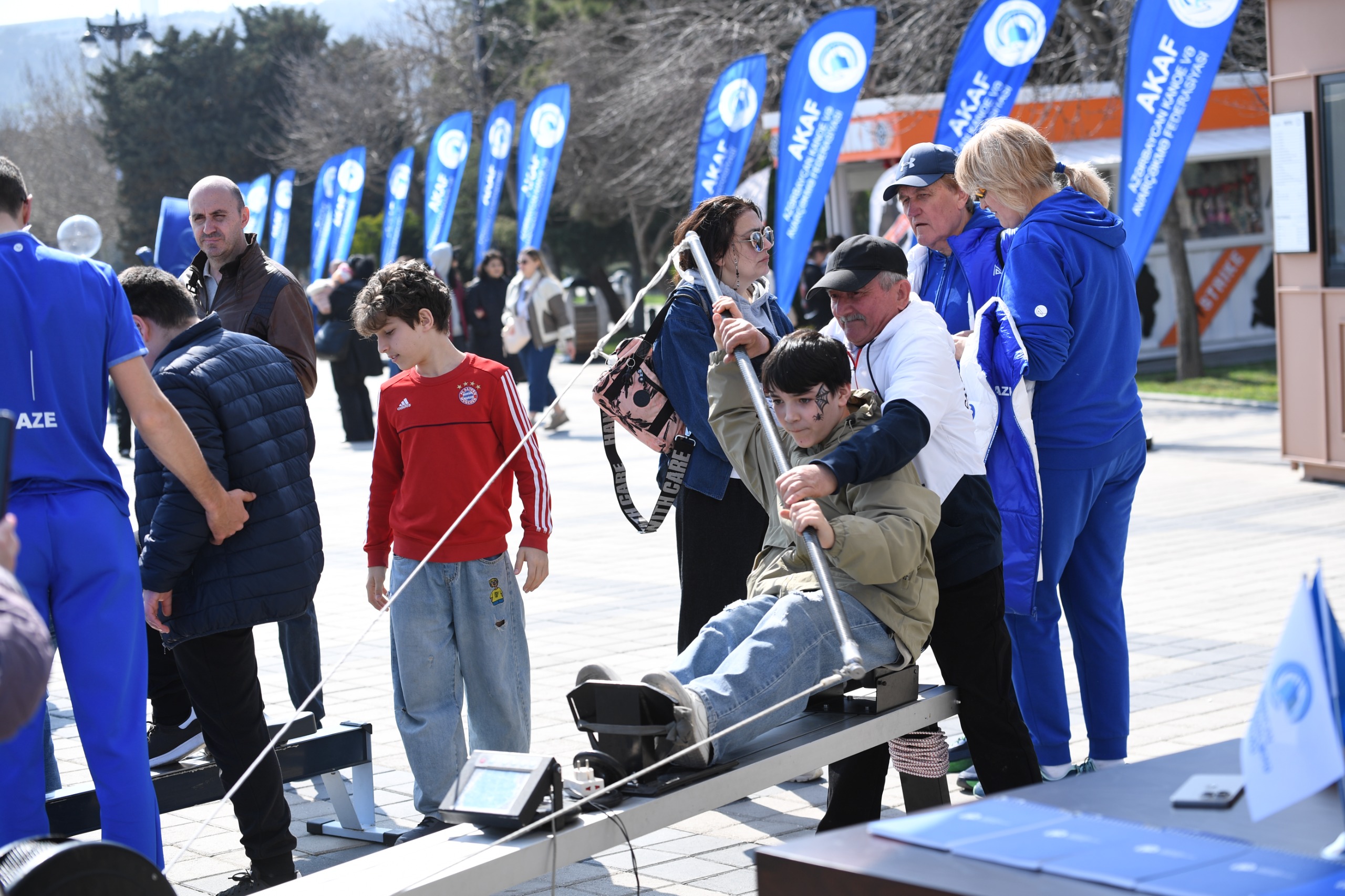 Bakıda Xəzərin suları avarçəkmə və yelkənli qayıqlarla bəzəndi (FOTO)